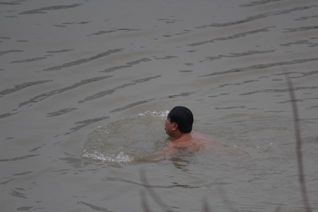 Hà Nội lạnh thấu xương, nhiều người vẫn vô tư ra sông Hồng ngụp lặn như giữa mùa hè